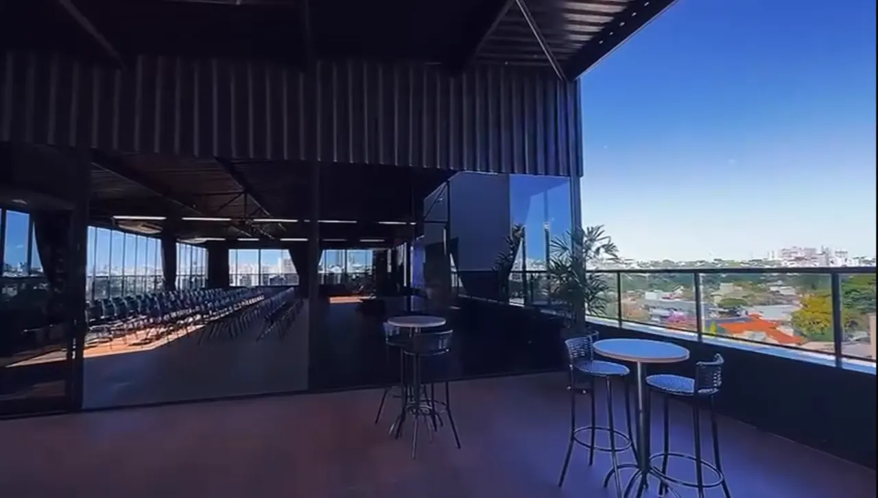 Varanda com vista para a cidade e o auditório ao fundo