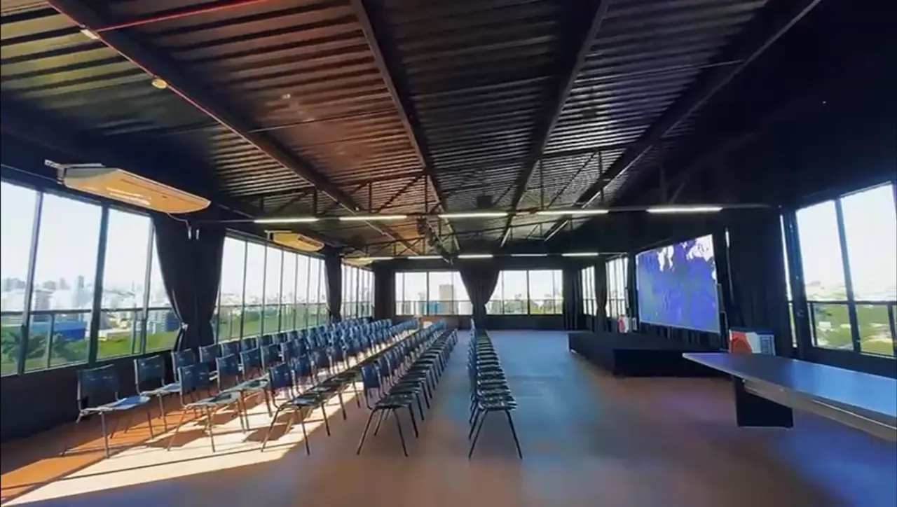 Auditório com cadeiras e telão