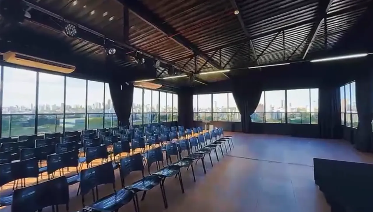 Auditório com janelas e vista para Uberlândia